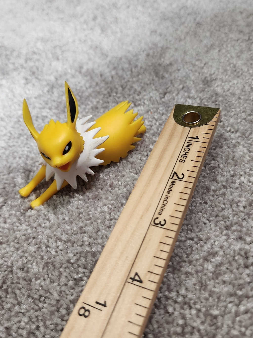 POKEMON JOLTEON 3.5" Poseable Action Figure Pokémon Co Nintendo Tomy 2017